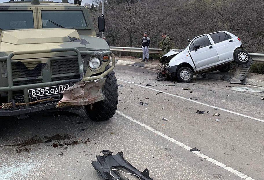 В Крыму бронемашина столкнулась с легковым автомобилем – видео - фото 1