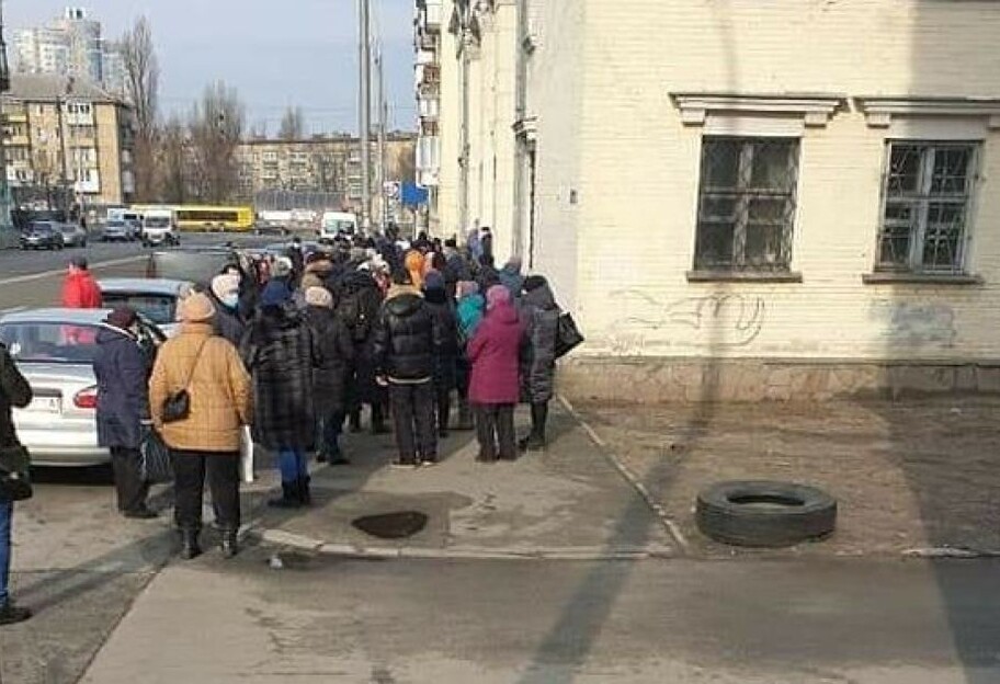 В Киеве в офис Дарницкой ТЭЦ образовались огромные очереди - фото - фото 1