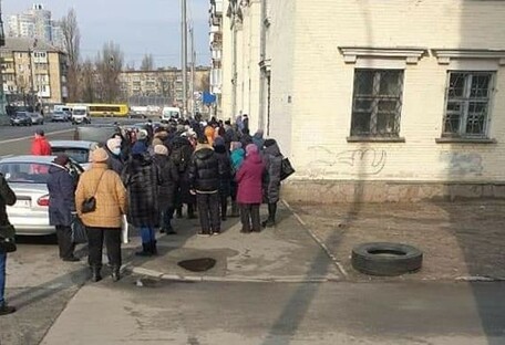 Стоят по шесть часов: в Киеве в офис ТЭЦ огромные очереди (фото)