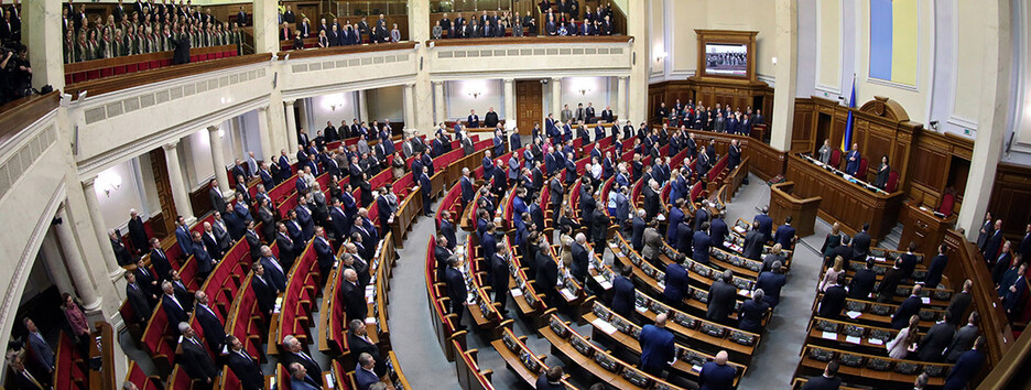 Нардеп показал рабочее место коллеги: соцсети смеются