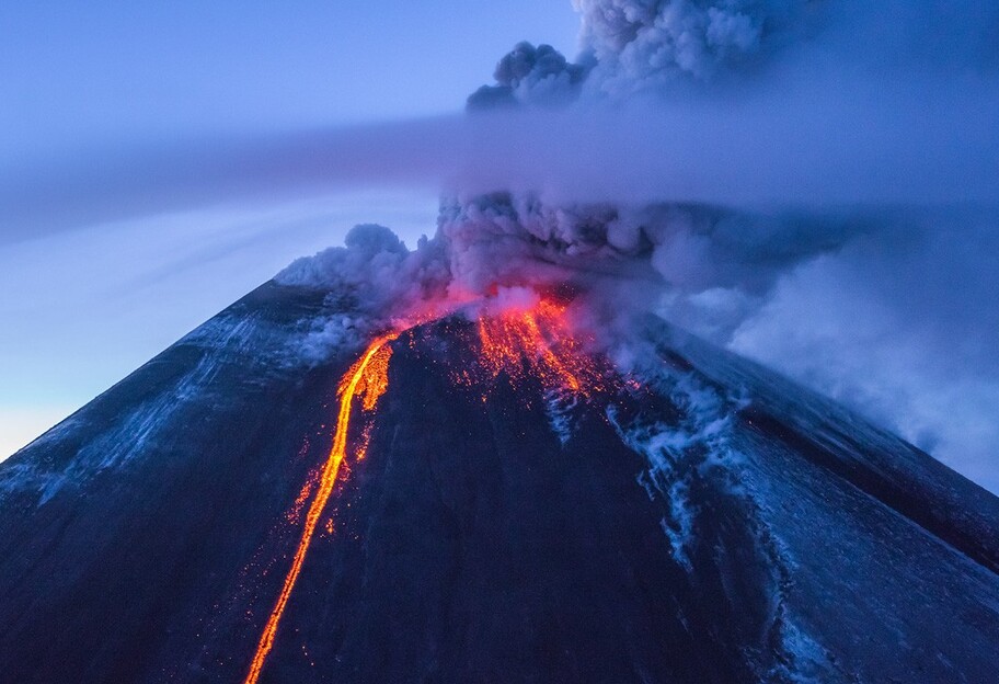 Извержение вулкана на Камчатке в России сняли на видео - фото 1