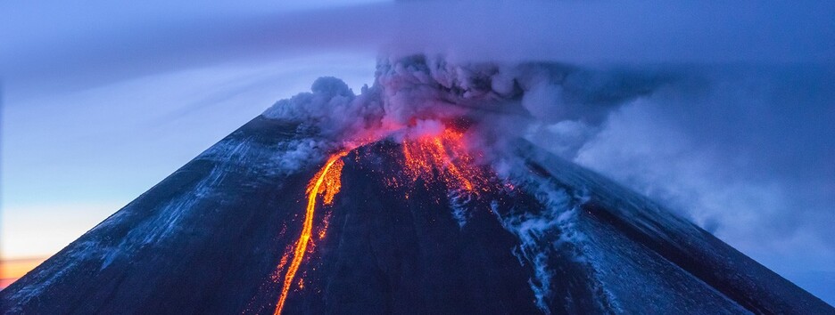 Заглянули прямо в кратер: очевидцы сняли на видео извержение вулкана