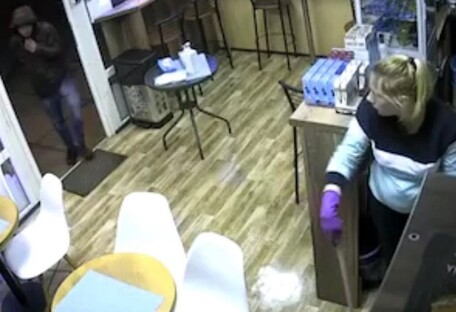 В Киеве нагло ограбили беременную женщину (видео)