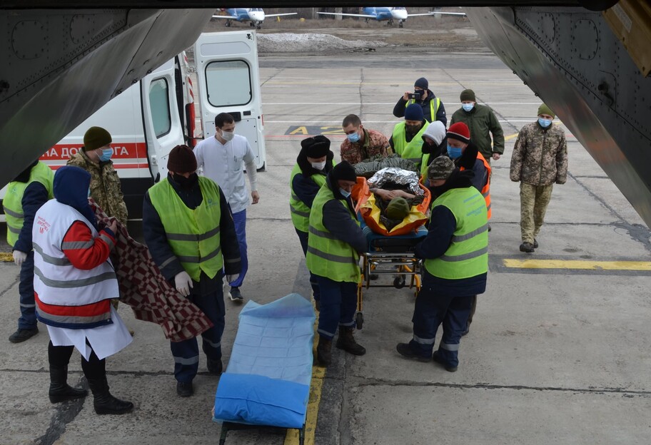Война на Донбассе - в Киев на самолете доставили раненых бойцов - фото - фото 1