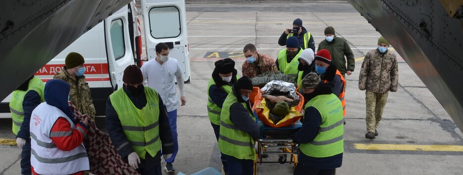 В Киев на самолете эвакуировали раненных на Донбассе бойцов (фото)