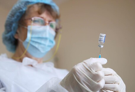 Лікарі підтвердили першу в світі смерть через вакцину, яку використовує Україна
