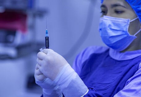 Вчені намагаються з'ясувати, чому виникають тромби після вакцинації AstraZeneca