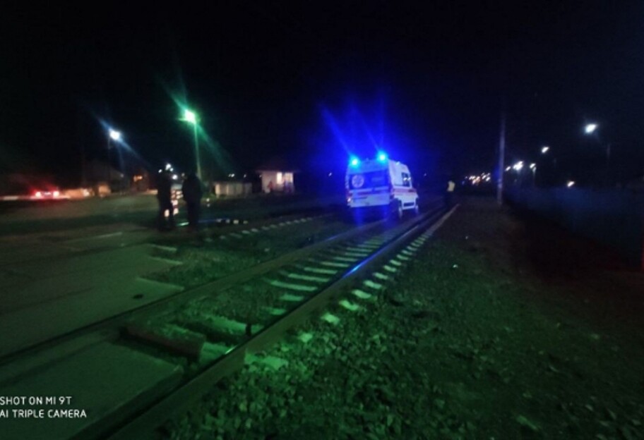 ДТП в Мукачево - поезд протащил автомобиль скорой вдоль рельсов - видео - фото 1