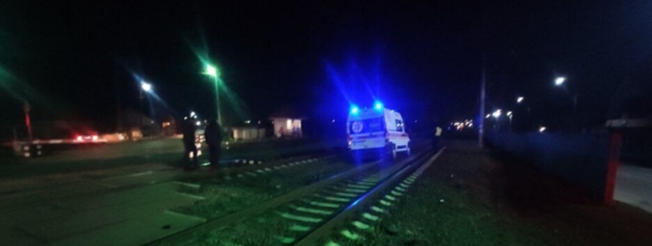 ДТП на Закарпатті: локомотив протягнув автомобіль швидкої уздовж колії (фото, відео)