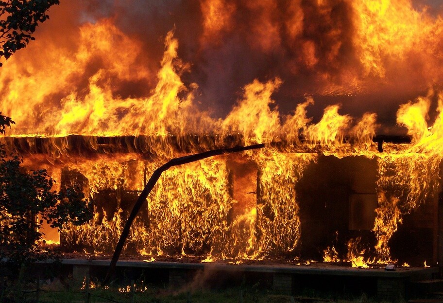 Пожар в Киеве - дом в Осокорках сгорел почти дотла - фото, видео - фото 1