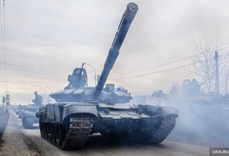 На Донбасі окупанти в відкриту вивели на вулиці танки (відео)