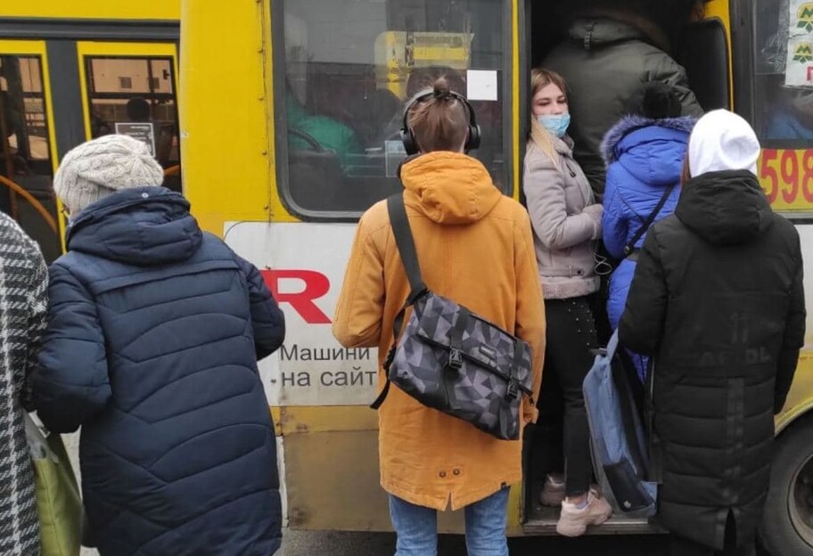 Карантин у Києві - кияни їздять у переповнених маршрутках - фото - фото 1