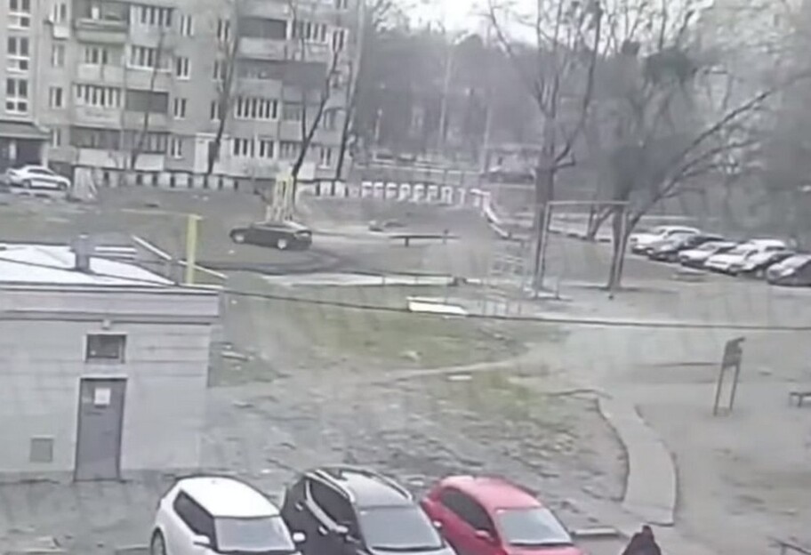 У Києві водій кружляв по газону у дворі - люди обурені - відео - фото 1