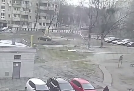 У Києві водій влаштував «дрифт» на газоні біля дитячого майданчика (відео)