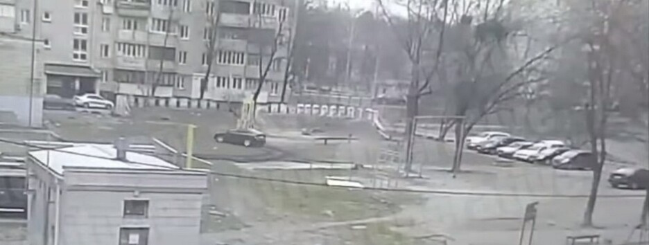 В Киеве водитель устроил «дрифт» на газоне возле детской площадки (видео)