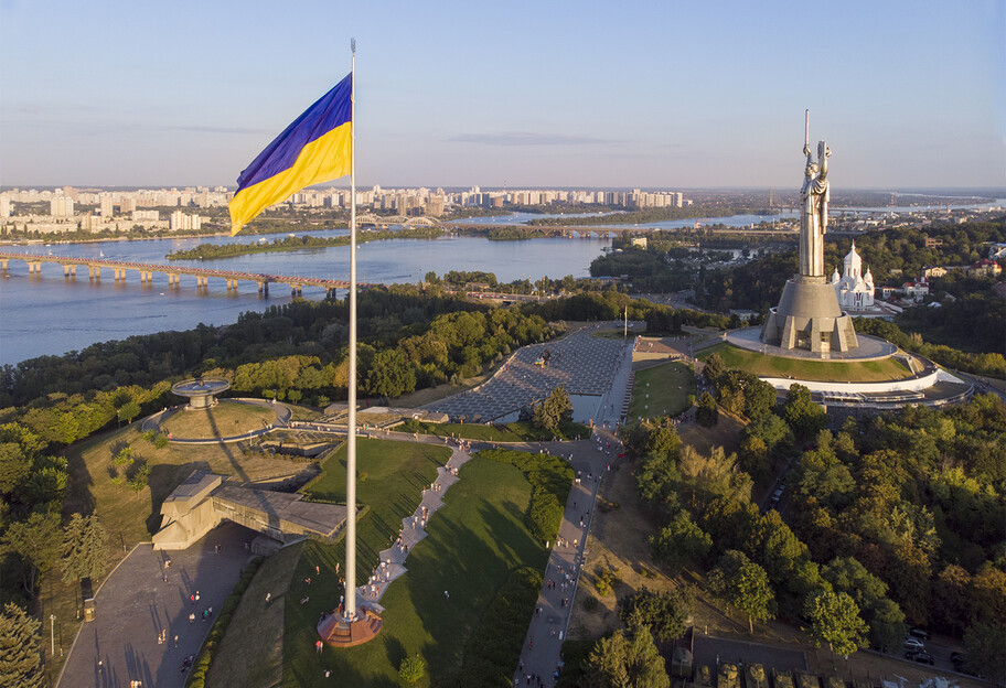 В Киеве приспустили самый большой флаг Украины – названа причина - фото 1