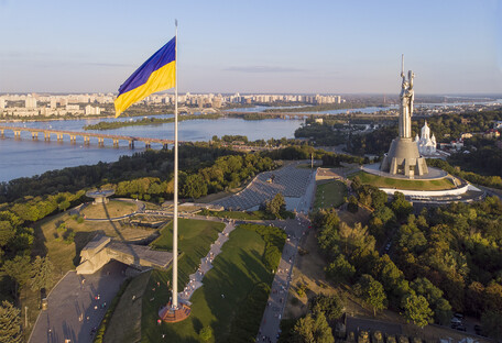 Найбільший прапор України в Києві приспустили - що сталося