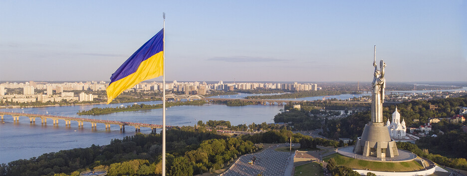 Найбільший прапор України в Києві приспустили - що сталося