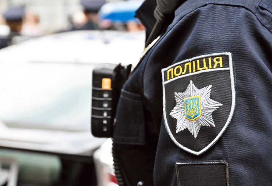 Ударил женщину без маски - в Киеве уволили полицейского за инцидент в магазине - видео - фото 1