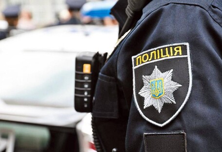 В Киеве полицейский ударил женщину – его с позором уволили (видео)