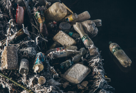 Горы мусора со шприцами: реку в Киеве превратили в свалку (видео)
