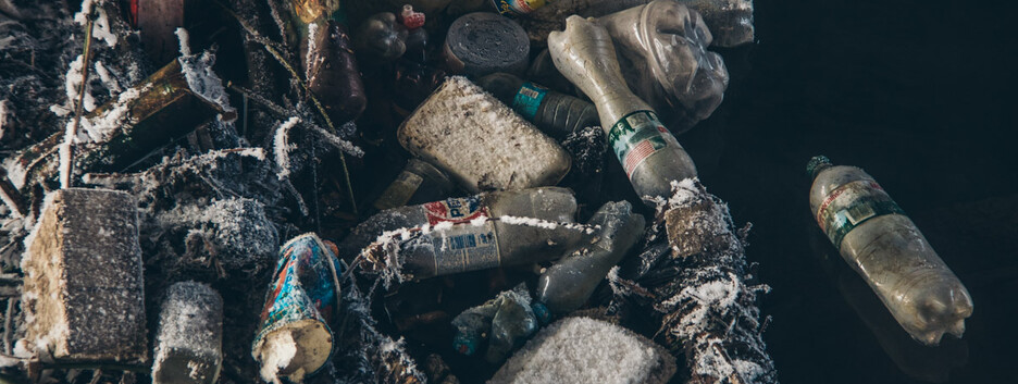 Гори сміття зі шприцами: річку в Києві перетворили на звалище (відео)