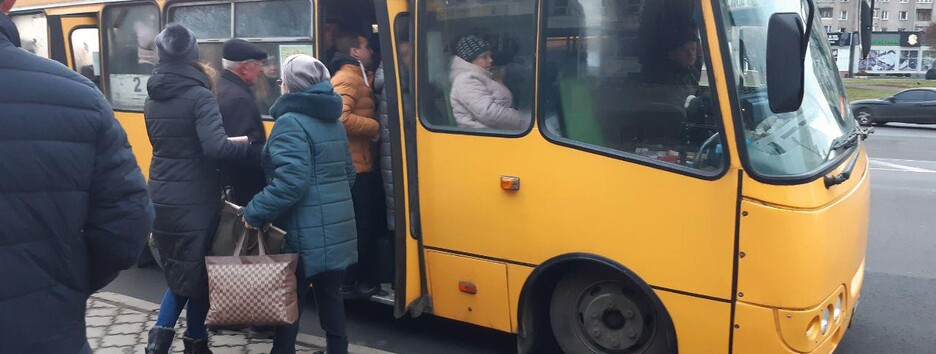 Локдаун у Києві: маршрутки не зупиняються, черги на десятки метрів (відео) 