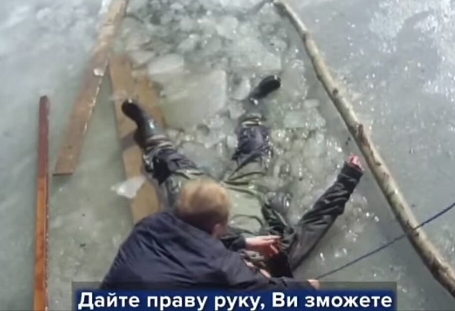В Киеве патрульные спасли провалившегося под лед рыбака – видео - фото 1