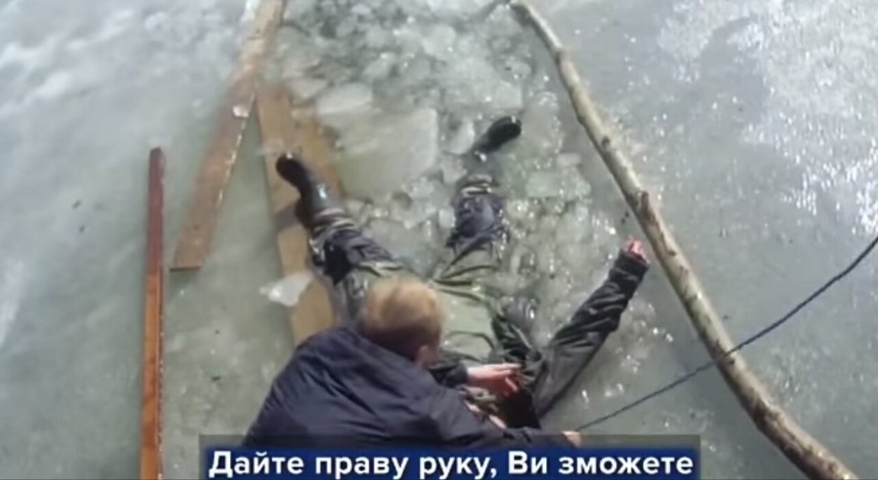 «Держись, ты можешь»: в Киеве копы спасли утопающего (видео) фото