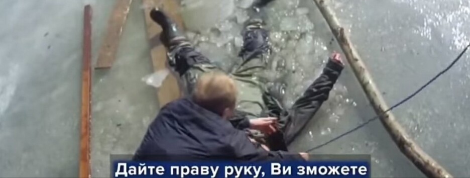 «Держись, ты можешь»: в Киеве копы спасли утопающего (видео)