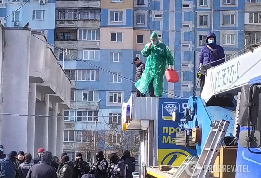 Угрожал сжечь себя - владелец МАФа в Киеве обливал все бензином - видео - фото 1