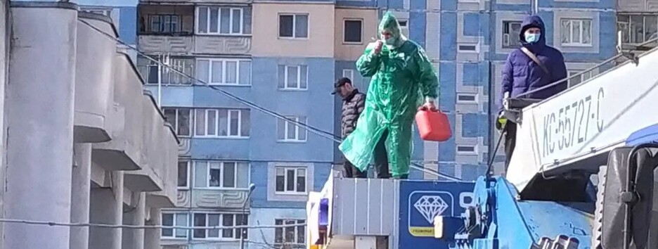 Поливал все бензином: в Киеве мужчина угрожал себя поджечь (видео)