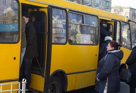 Бросают камни: перевозчики в Киеве жалуются и отказываются работать