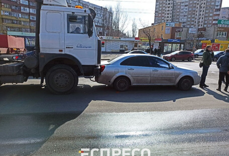 В Киеве грузовик коммунальщиков умышленно таранил легковушку (видео)