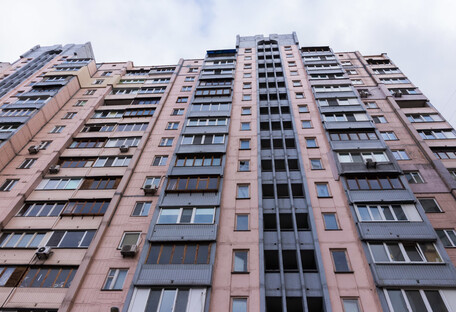 Дивом врятувався: п'яний чоловік у Києві пролетів 8 поверхів і вижив