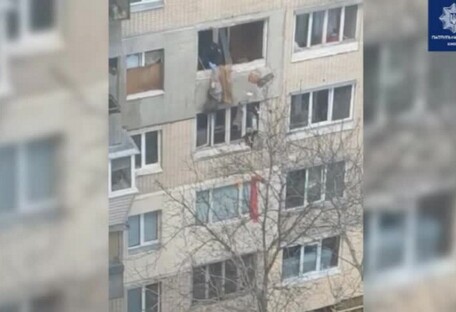 Повис на підвіконні на одній руці: в Києві поліцейські врятували чоловіка (відео)
