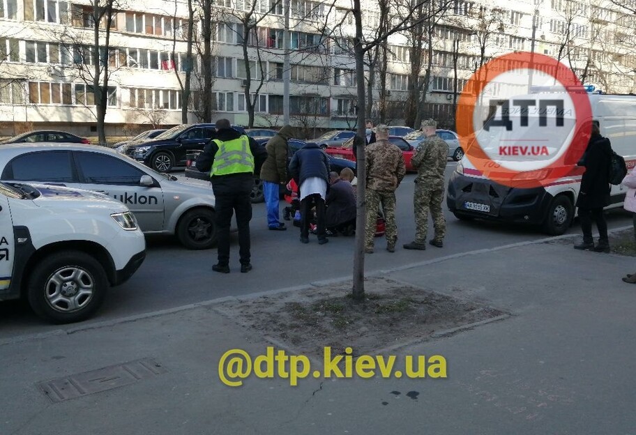 ДТП в Киеве – такси сбило девушку – фото - фото 1