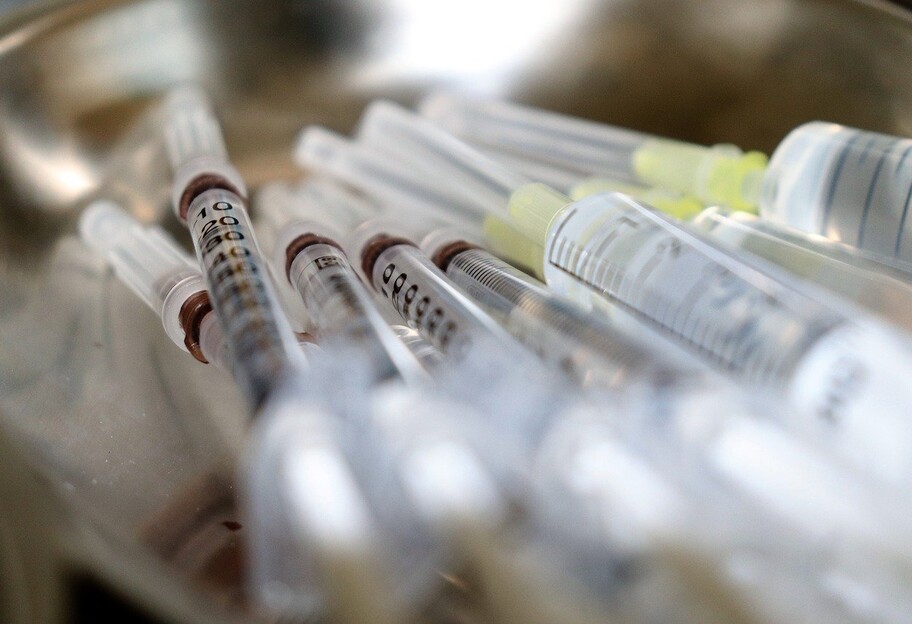 Вакцинація від коронавірусу - 26 березня у Києві отримали щеплення 1650 людей - фото 1