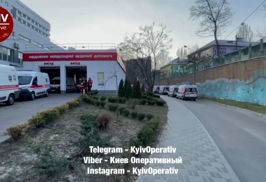 Коронавирус в Киеве - показали очередь из карет 