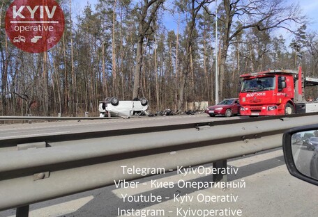 Розбите авто лежить на даху: серйозна ДТП заблокувала виїзд із Києва (фото)