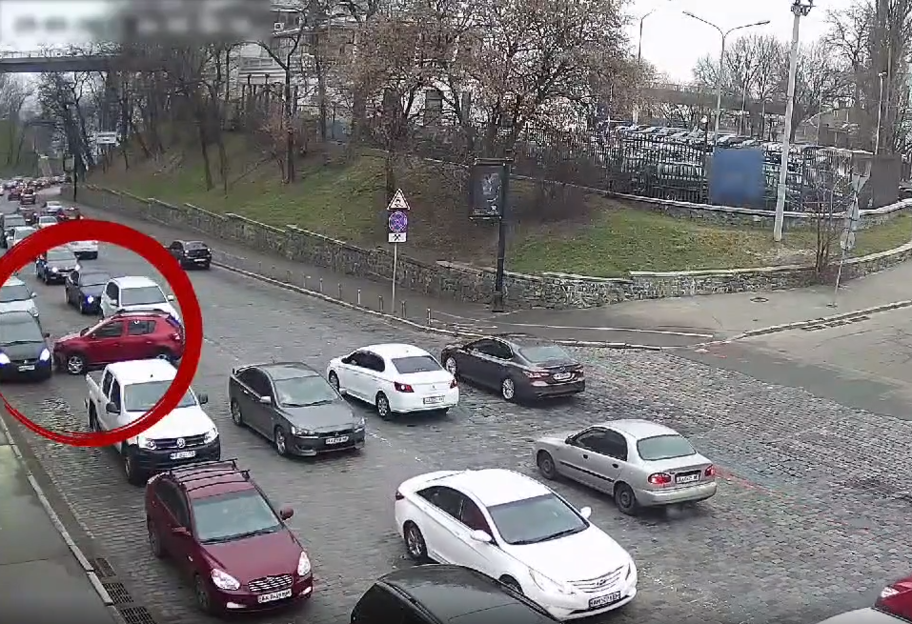 В Киеве водитель после ДТП переволновалась и устроила еще одну аварию - видео - фото 1