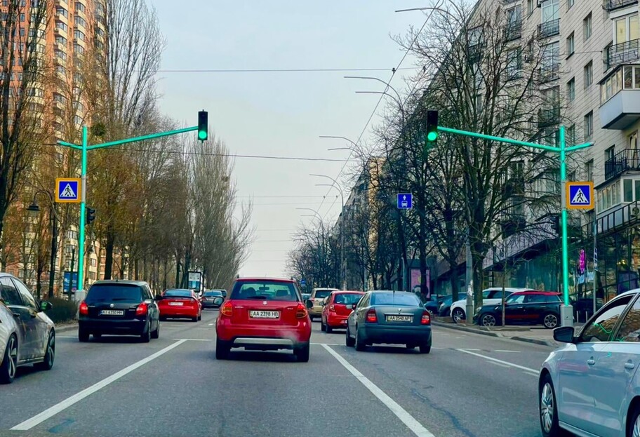 Светофор на бульваре Леси Украинки оборудовали светодиодными модулями - фото - фото 1
