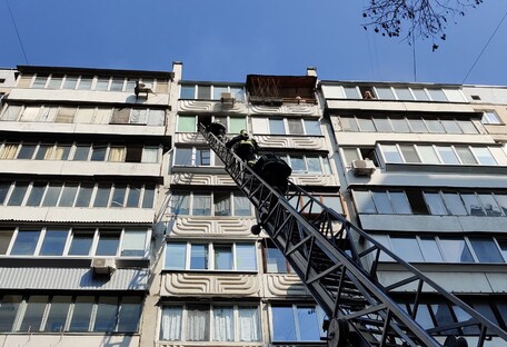 В Киеве пожарные с помощью лестницы эвакуировали пенсионерку из горящей квартиры (фото)