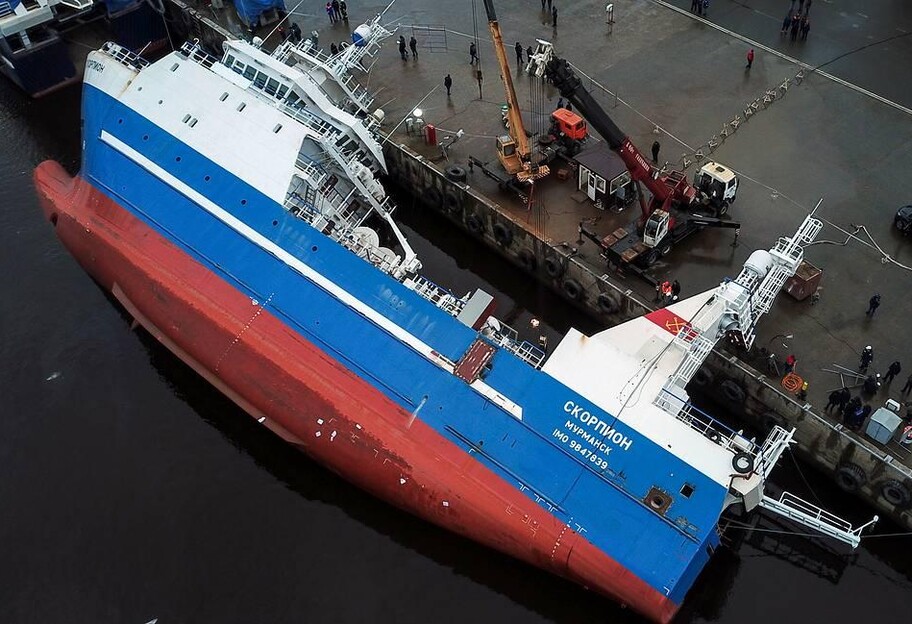 Перевернулося судно на заводі під Петербургом, загинуло двоє людей - відео - фото 1