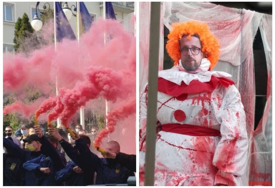 Протесты в Киеве – под Офисом президента собрался Нацкорпус клоуны, жгут файеры – видео - фото 1