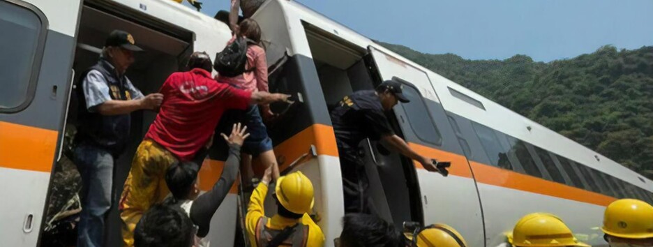 Жертв уже більше 40: нові деталі і відео катастрофи поїзда на Тайвані