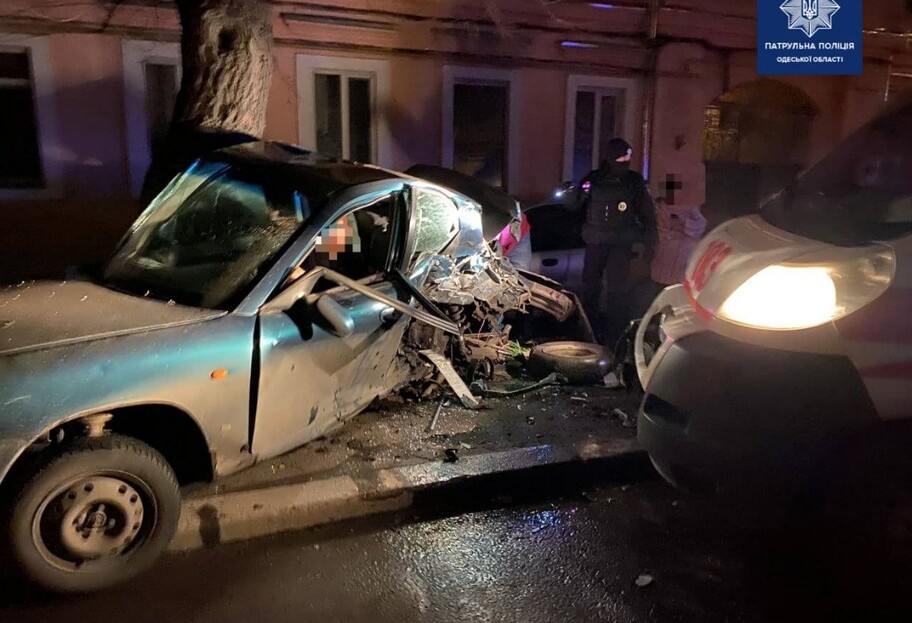 ДТП в Одессе - автомобиль скорой въехал в припаркованную легковушку - есть пострадавшие - фото 1
