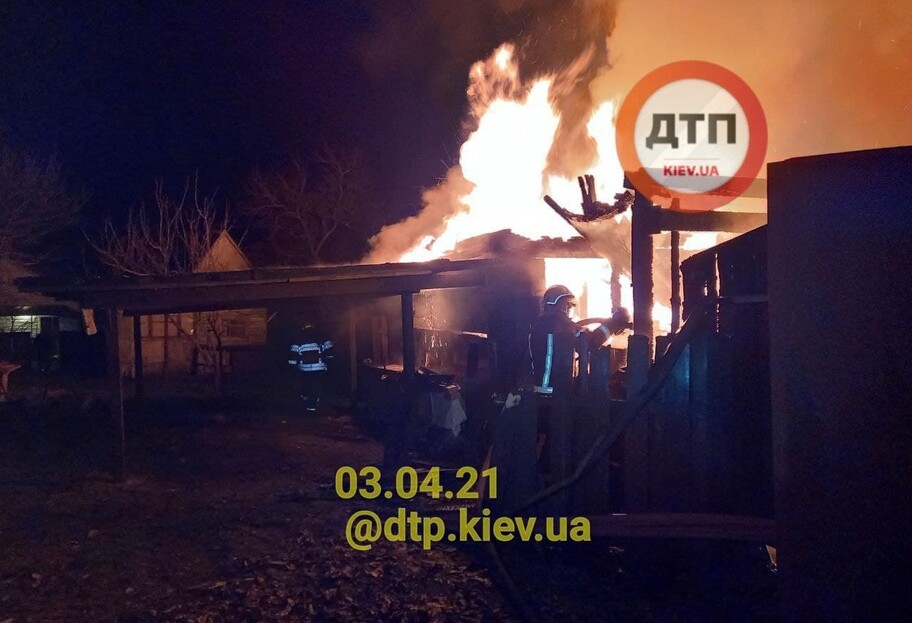 Ночной пожар на Садовой в Киеве - деревянный дом сгорел полностью, есть пострадавший - фото 1