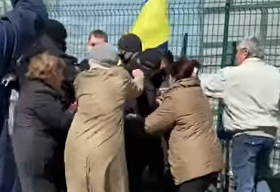Тарифный митинг под мэрией в Одессе - пострадали пенсионерка и муниципал - видео - фото 1