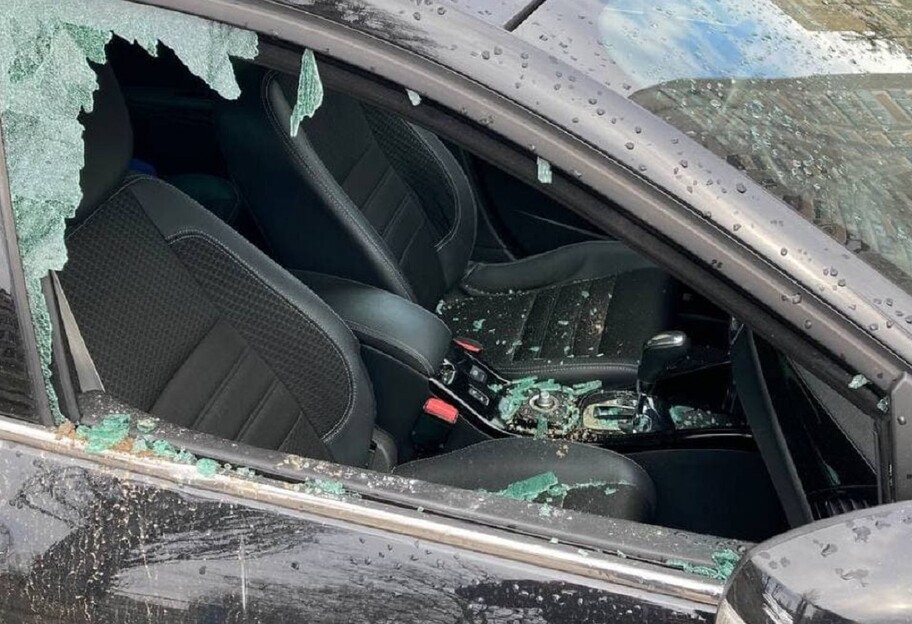 В Киеве на улице Порика неизвестные ради развлечения разбили окна четырех автомобилей - фото - фото 1
